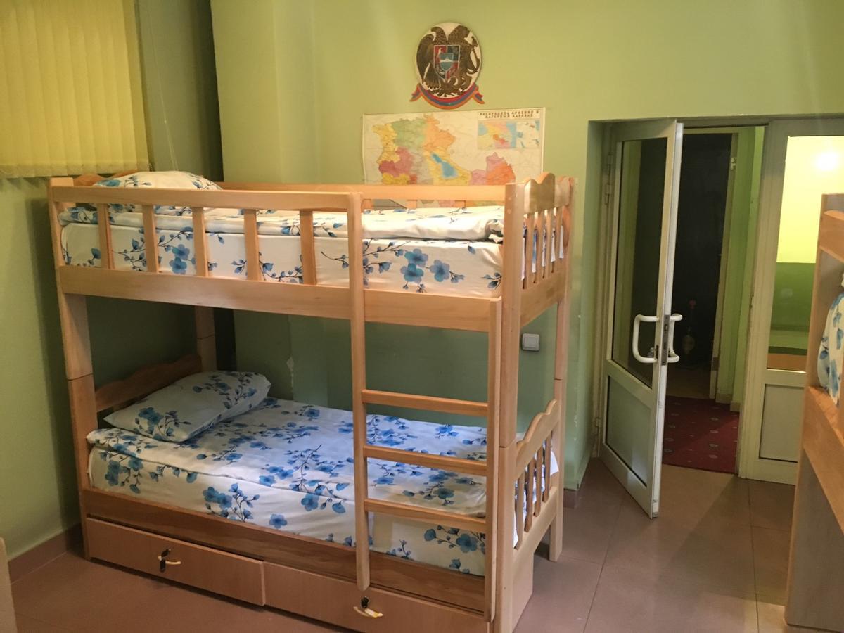 耶烈万 共和广场最好旅馆旅舍 外观 照片