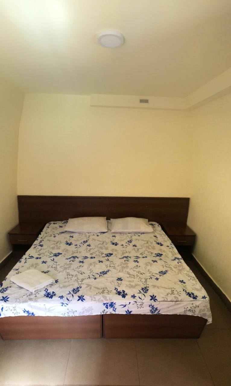 耶烈万 共和广场最好旅馆旅舍 外观 照片